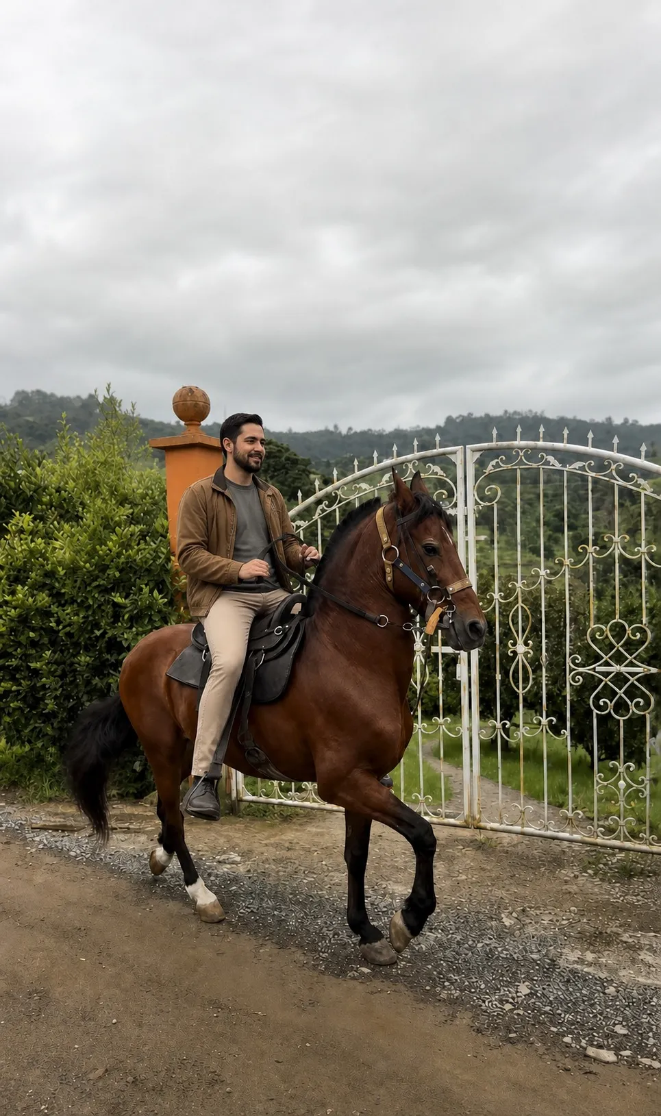Cabalgata saliendo por el portón del campo en Cumbre de los Molinos