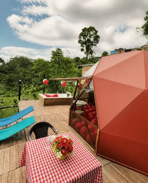 Domo rojo con terraza romántica al atardecer