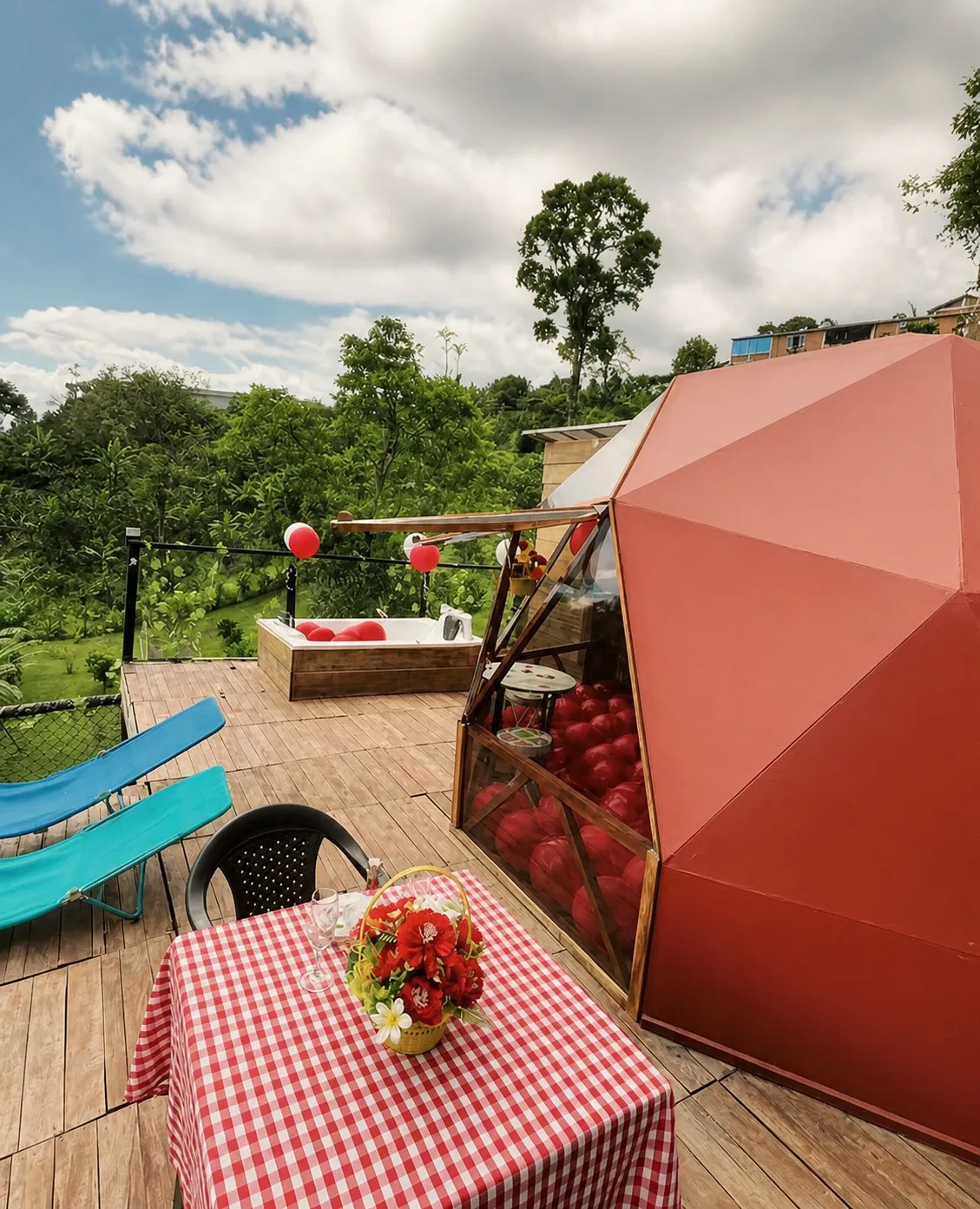 Domo rojo con terraza para una velada romántica