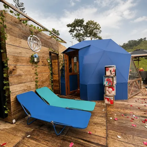 Exterior del domo azul con terraza y sillas al aire libre
