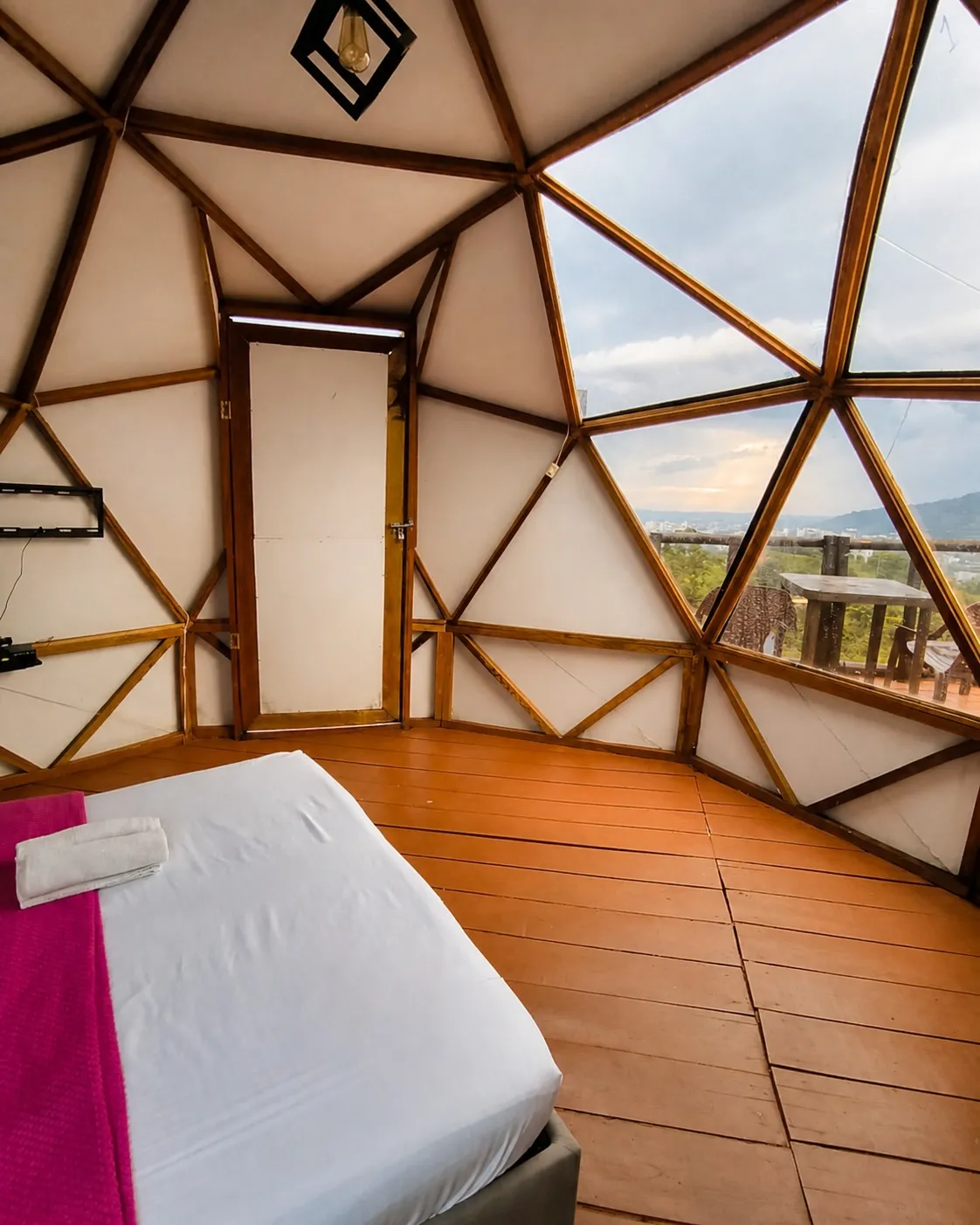Cama dentro de un domo con vista a las montañas de Dosquebradas