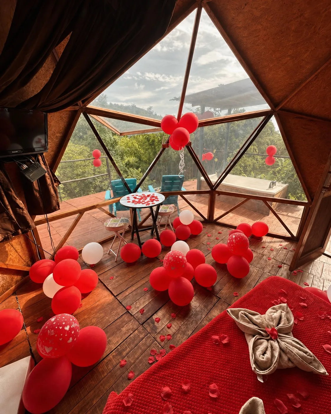 Interior de un domo ambientado, con vista a las montañas